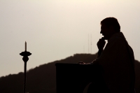 Miércoles 25 de abril del 2012. Christopher Pierre durante la ceremonia litúrgica de esta tarde en el Cristo de Copoya.