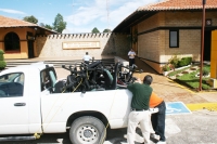 Trabajadores del Aeropuerto Corazón de María desalojan las instalaciones de este lugar desde el lunes pasado guardando total hermetismo por el cierre total de las actividades aeroportuarias en la turística San Cristóbal de las Casas.