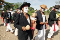 Jueves 23 de junio. Los danzantes zoques de Tuxtla Gutiérrez, se reúnen en esta mañana para realizar las danzas tradicionales “Nas Etzé”del Corpus para visitar posteriormente las casas de los priostes de esta tradición y terminar llevando las enramas y so