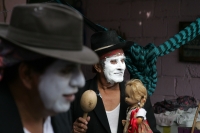 Jueves 23 de junio. Los danzantes zoques de Tuxtla Gutiérrez, se reúnen en esta mañana para realizar las danzas tradicionales “Nas Etzé”del Corpus para visitar posteriormente las casas de los priostes de esta tradición y terminar llevando las enramas y so