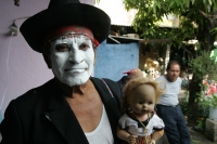Jueves 23 de junio. Los danzantes zoques de Tuxtla Gutiérrez, se reúnen en esta mañana para realizar las danzas tradicionales “Nas Etzé”del Corpus para visitar posteriormente las casas de los priostes de esta tradición y terminar llevando las enramas y so