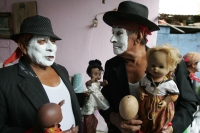 Jueves 23 de junio. Los danzantes zoques de Tuxtla Gutiérrez, se reúnen en esta mañana para realizar las danzas tradicionales “Nas Etzé”del Corpus para visitar posteriormente las casas de los priostes de esta tradición y terminar llevando las enramas y so