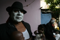 Jueves 23 de junio. Los danzantes zoques de Tuxtla Gutiérrez, se reúnen en esta mañana para realizar las danzas tradicionales “Nas Etzé”del Corpus para visitar posteriormente las casas de los priostes de esta tradición y terminar llevando las enramas y so