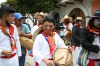 20210603. Tuxtla G. Jueves de Corpus. La comunidad Zoque realiza el recorrido tradicional con el rostro manchado de blanco durante estas celebraciones tradicionales