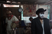 Jueves 31 de mayo del 2018. Tuxtla Gutiérrez. El baile de la Tierra o danza de corpus se prepara desde las primeras horas de la mañana cuando los participantes se reúnen alrededor del atar familiar para después recorrer las casas de las familias de la