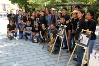Domingo 5 de noviembre del 2017. Tuxtla Gutiérrez. Artistas plásticos, creadores y fotógrafos, estos últimos presentan la exposición basada en Pedro Paramo de Juan Julfo durante la mañana en el mercadito cultural dominical en la calzada de los Hombr