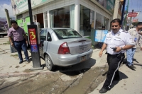 Martes 4 de septiembre del 2012. Tuxtla Gutiérrez, Chiapas. Un vehículo corza propiedad de la Secretaria de Desarrollo Social se vio involucrado en un accidente de tránsito por alcance cuando circulaba sobre la 12 poniente impactándose con un stratus rojo