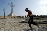 Imágenes de la construcción del Cristo de Copoya con los participantes de la Carrera Pedestre de esta mañana