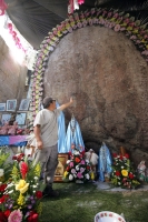 Miércoles 8 de diciembre. (Los sueños de piedra). La figura de un cristo negro es venerada en las cercanías de la comunidad San Felipe Ecatepec desde el 2006, cuando un indígena de esta localidad la identificara por medio de un sueño y en una vereda cuand