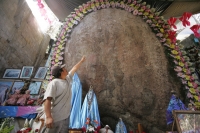 Miércoles 8 de diciembre. (Los sueños de piedra). La figura de un cristo negro es venerada en las cercanías de la comunidad San Felipe Ecatepec desde el 2006, cuando un indígena de esta localidad la identificara por medio de un sueño y en una vereda cuand