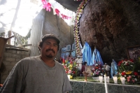 Miércoles 8 de diciembre. (Los sueños de piedra). La figura de un cristo negro es venerada en las cercanías de la comunidad San Felipe Ecatepec desde el 2006, cuando un indígena de esta localidad la identificara por medio de un sueño y en una vereda cuand