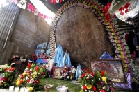 Miércoles 8 de diciembre. (Los sueños de piedra). La figura de un cristo negro es venerada en las cercanías de la comunidad San Felipe Ecatepec desde el 2006, cuando un indígena de esta localidad la identificara por medio de un sueño y en una vereda cuand