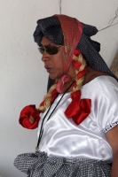 Sábado 14 de febrero del 2015. Tuxtla Gutiérrez. Ataviados de coloridos vestuario, los danzantes del carnaval zoque recorren las calles de la capital del estado de Chiapas, bailando y gritando vivas a las festividades de la localidad.