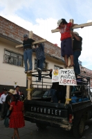 Miércoles 24 de noviembre. Integrantes de la organización COCYP realizan protestas en las instalaciones del PNUD de la ONU en la ciudad de San Cristóbal de las Casas crucificándose por segundo día consecutivo para exigir la liberación de los militantes de