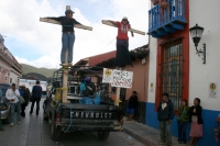 Miércoles 24 de noviembre. Integrantes de la organización COCYP realizan protestas en las instalaciones del PNUD de la ONU en la ciudad de San Cristóbal de las Casas crucificándose por segundo día consecutivo para exigir la liberación de los militantes de
