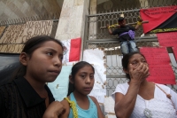 Martes 2 de diciembre del 2014. Tuxtla Gutiérrez. Familiares del líder campesino Florentino Gómez Girón preso por varios delitos, se crucifican en la entrada del congreso local para exigir a las autoridades que sea liberado del Penal El Amate.