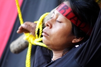 Martes 2 de diciembre del 2014. Tuxtla Gutiérrez. Familiares del lÃder campesino Florentino Gómez Girón preso por varios delitos, se crucifican en la entrada del congreso local para exigir a las autoridades que sea liberado del Penal El Amate. Martes 2 de diciembre del 2014. Tuxtla Gutiérrez. Familiares del lÃder campesino Florentino Gómez Girón preso por varios delitos, se crucifican en la entrada del congreso local para exigir a las autoridades que sea liberado del Penal El Amate.