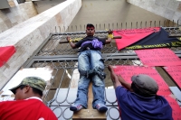 Martes 2 de diciembre del 2014. Tuxtla Gutiérrez. Familiares del líder campesino Florentino Gómez Girón preso por varios delitos, se crucifican en la entrada del congreso local para exigir a las autoridades que sea liberado del Penal El Amate.