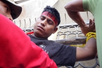 Martes 2 de diciembre del 2014. Tuxtla Gutiérrez. Familiares del líder campesino Florentino Gómez Girón preso por varios delitos, se crucifican en la entrada del congreso local para exigir a las autoridades que sea liberado del Penal El Amate.