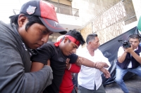 Martes 2 de diciembre del 2014. Tuxtla Gutiérrez. Familiares del líder campesino Florentino Gómez Girón preso por varios delitos, se crucifican en la entrada del congreso local para exigir a las autoridades que sea liberado del Penal El Amate.