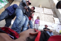 Martes 2 de diciembre del 2014. Tuxtla Gutiérrez. Familiares del líder campesino Florentino Gómez Girón preso por varios delitos, se crucifican en la entrada del congreso local para exigir a las autoridades que sea liberado del Penal El Amate.
