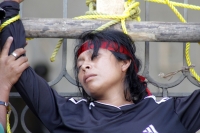 Martes 2 de diciembre del 2014. Tuxtla Gutiérrez. Familiares del lÃder campesino Florentino Gómez Girón preso por varios delitos, se crucifican en la entrada del congreso local para exigir a las autoridades que sea liberado del Penal El Amate. Martes 2 de diciembre del 2014. Tuxtla Gutiérrez. Familiares del lÃder campesino Florentino Gómez Girón preso por varios delitos, se crucifican en la entrada del congreso local para exigir a las autoridades que sea liberado del Penal El Amate.