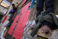 Martes 2 de diciembre del 2014. Tuxtla Gutiérrez. Familiares del líder campesino Florentino Gómez Girón preso por varios delitos, se crucifican en la entrada del congreso local para exigir a las autoridades que sea liberado del Penal El Amate.