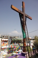 Lunes 20 de diciembre. La Cruz del Cerrito y su Cristo permanecen cubiertas y esperan ser descubiertas durante las celebraciones decembrinas en el santuario de la cofradía  zoque de Tuxtla Gutiérrez ubicada entre las calles 6ª y 7ª poniente y segunda nort