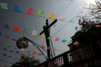 Lunes 20 de diciembre. La Cruz del Cerrito y su Cristo permanecen cubiertas y esperan ser descubiertas durante las celebraciones decembrinas en el santuario de la cofradía  zoque de Tuxtla Gutiérrez ubicada entre las calles 6ª y 7ª poniente y segunda nort
