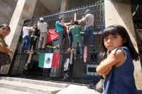 Lunes 25 de mayo del 2015. Tuxtla Gutiérrez. Familiares del joven inmolado en el mes de diciembre, miembros del FPRFM, exigen la cancelación de las órdenes de aprensión y el cumplimiento de minutas y demandas sociales crucificando simbólicamente a varias 