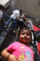 Lunes 25 de mayo del 2015. Tuxtla Gutiérrez. Familiares del joven inmolado en el mes de diciembre, miembros del FPRFM, exigen la cancelación de las órdenes de aprensión y el cumplimiento de minutas y demandas sociales crucificando simbólicamente a varias 