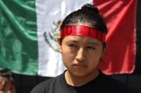 Lunes 25 de mayo del 2015. Tuxtla Gutiérrez. Familiares del joven inmolado en el mes de diciembre, miembros del FPRFM, exigen la cancelación de las órdenes de aprensión y el cumplimiento de minutas y demandas sociales crucificando simbólicamente a varias 
