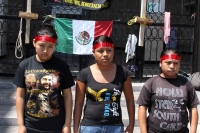 Lunes 25 de mayo del 2015. Tuxtla Gutiérrez. Familiares del joven inmolado en el mes de diciembre, miembros del FPRFM, exigen la cancelación de las órdenes de aprensión y el cumplimiento de minutas y demandas sociales crucificando simbólicamente a varias 