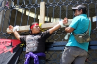 Lunes 25 de mayo del 2015. Tuxtla Gutiérrez. Familiares del joven inmolado en el mes de diciembre, miembros del FPRFM, exigen la cancelación de las órdenes de aprensión y el cumplimiento de minutas y demandas sociales crucificando simbólicamente a varias 