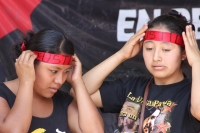 Lunes 25 de mayo del 2015. Tuxtla Gutiérrez. Familiares del joven inmolado en el mes de diciembre, miembros del FPRFM, exigen la cancelación de las órdenes de aprensión y el cumplimiento de minutas y demandas sociales crucificando simbólicamente a varias 