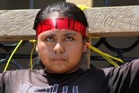 Lunes 25 de mayo del 2015. Tuxtla Gutiérrez. Familiares del joven inmolado en el mes de diciembre, miembros del FPRFM, exigen la cancelación de las órdenes de aprensión y el cumplimiento de minutas y demandas sociales crucificando simbólicamente a varias 