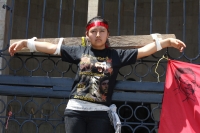 Lunes 25 de mayo del 2015. Tuxtla Gutiérrez. Familiares del joven inmolado en el mes de diciembre, miembros del FPRFM, exigen la cancelación de las órdenes de aprensión y el cumplimiento de minutas y demandas sociales crucificando simbólicamente a varias 