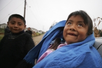 Domingo 7 de noviembre. Niños indígenas de la comunidad Cruztón celebran con juegos el nombramiento de Dagoberto Hernández como nuevo alcalde  electo del municipio de San Juan Chamula, esto a pesar del intenso frío de la madrugada