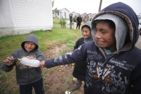 Domingo 7 de noviembre. Niños indígenas de la comunidad Cruztón celebran con juegos el nombramiento de Dagoberto Hernández como nuevo alcalde  electo del municipio de San Juan Chamula, esto a pesar del intenso frío de la madrugada