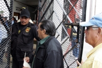 Trabajadores afiliados a la CTM mantienen cerradas las instalaciones después de recibir varias amenazas de grupos que pretenden tomar este edificio del centro de la ciudad.