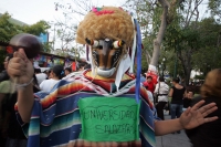 Familias tuxtlecas pasean por el parque de la marimba esta tarde disfrutando de la Muestra Gastronomica de la Flor del Cuchunuc para después bailar y disfrutar de la música interpretada por los marimbistas chiapanecos.