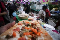 Familias tuxtlecas pasean por el parque de la marimba esta tarde disfrutando de la Muestra Gastronomica de la Flor del Cuchunuc para después bailar y disfrutar de la música interpretada por los marimbistas chiapanecos.
