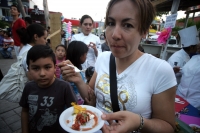 Familias tuxtlecas pasean por el parque de la marimba esta tarde disfrutando de la Muestra Gastronomica de la Flor del Cuchunuc para después bailar y disfrutar de la música interpretada por los marimbistas chiapanecos.