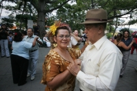 Familias tuxtlecas pasean por el parque de la marimba esta tarde disfrutando de la Muestra Gastronomica de la Flor del Cuchunuc para después bailar y disfrutar de la música interpretada por los marimbistas chiapanecos.