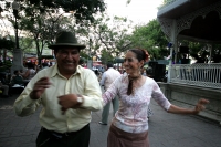 Familias tuxtlecas pasean por el parque de la marimba esta tarde disfrutando de la Muestra Gastronomica de la Flor del Cuchunuc para después bailar y disfrutar de la música interpretada por los marimbistas chiapanecos. Familias tuxtlecas pasean por el parque de la marimba esta tarde disfrutando de la Muestra Gastronomica de la Flor del Cuchunuc para después bailar y disfrutar de la música interpretada por los marimbistas chiapanecos.
