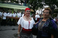 Familias tuxtlecas pasean por el parque de la marimba esta tarde disfrutando de la Muestra Gastronomica de la Flor del Cuchunuc para después bailar y disfrutar de la música interpretada por los marimbistas chiapanecos.