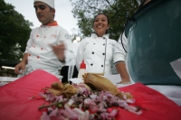 Familias tuxtlecas pasean por el parque de la marimba esta tarde disfrutando de la Muestra Gastronomica de la Flor del Cuchunuc para después bailar y disfrutar de la música interpretada por los marimbistas chiapanecos.