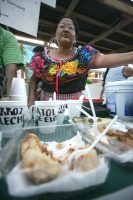 Familias tuxtlecas pasean por el parque de la marimba esta tarde disfrutando de la Muestra Gastronomica de la Flor del Cuchunuc para después bailar y disfrutar de la música interpretada por los marimbistas chiapanecos.