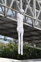 Noviembre del 2014. Tuxtla Gutiérrez. Varias figuras cuelgan del puente peatonal que acompaña los performances realizados por los estudiantes de Artes Plásticas a favor de los desaparecidos de Ayotzinapa
