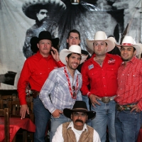 El grupo de vaqueros del espectáculo Cuernos Torcidos en conferencia de prensa invitan al espectáculo de rodeo este sábado en las instalaciones de la Plaza de Toros de esta ciudad.